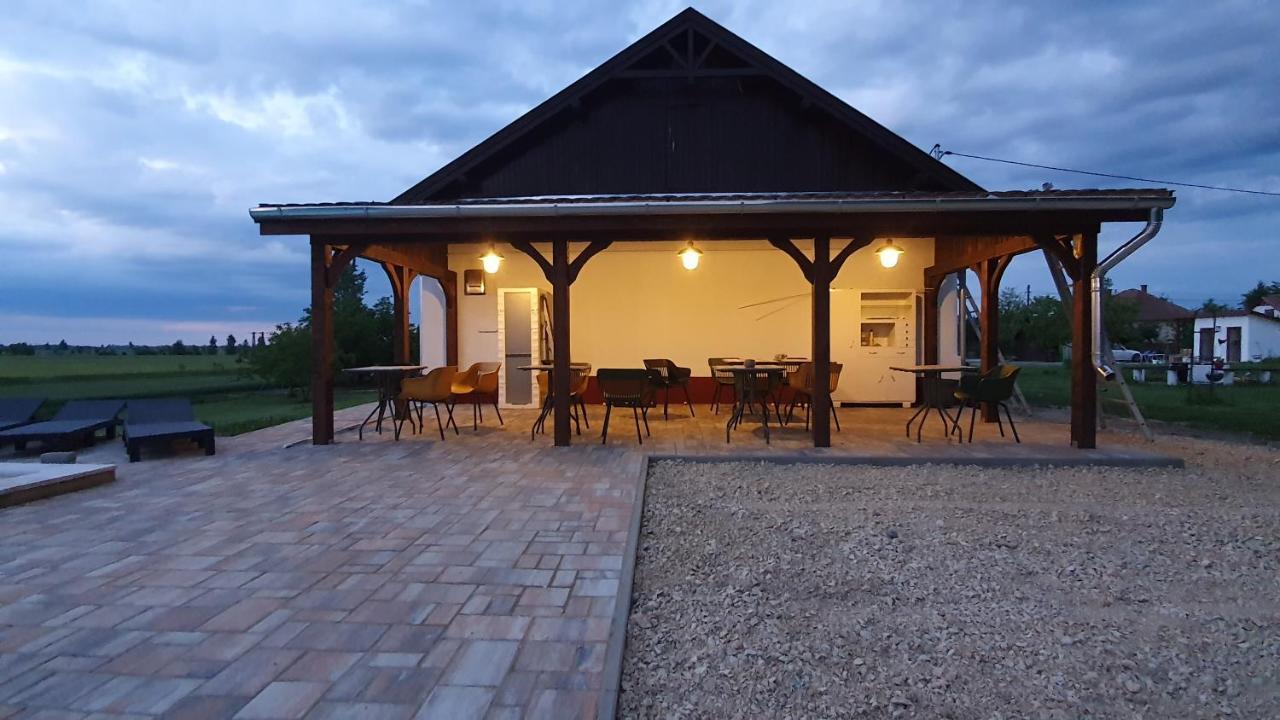 Bed and Breakfast Tisza White House Tiszaszolos Zewnętrze zdjęcie